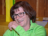 Maria überreicht