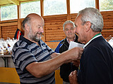 Obmann Hans Koller überreicht Hans Leitner, dem ältesten Teilnehmer die Silbermedaille