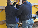 Moderator und PC-Mann bei der Lautsprechermontage
