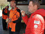 Der Obmann und Michi bei der Verlosung.