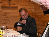 inzwischen montiert der Schriftführer seine Ehrennadel
