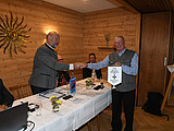 ÖKB-Obmann Franz Reif übrreicht Obmann Koller den Jubiläums-Wimpel des ÖKB-Oberwölz