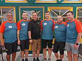 Florian Tanner, Gasthof zum Mohren, spendet dem LM-Team 2024 neue Leibchen.
