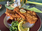 und des Schnitzl erst, des is a Portion, do essn maunche am Sonntog a noch....!