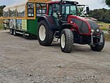 Angegessen, gehts mit dem 300 PS-Traktor und Zigeunerwagen weiter.