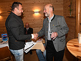 Hans Koller gratuliert dem neuen Obmann.