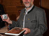Stolz zeigt Hans seine Geschenke, darunter auch ein Fotobuch.